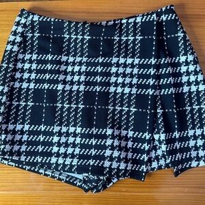 Women’s black & white plaid skort in size medium NWOT
